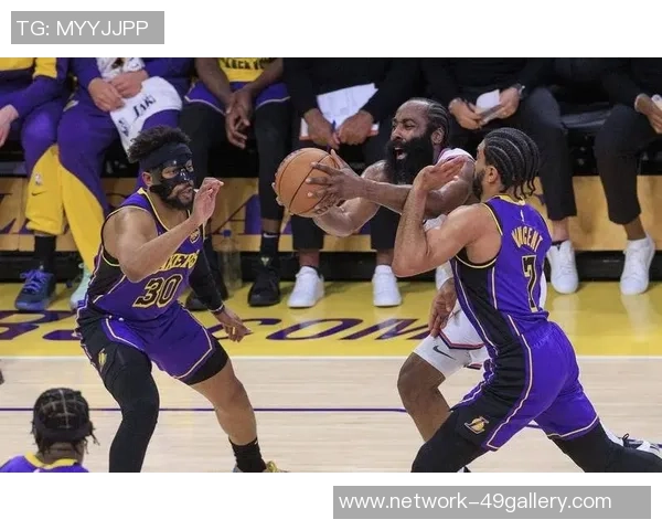 快船与湖人激战球馆内外球迷热情高涨共襄盛举